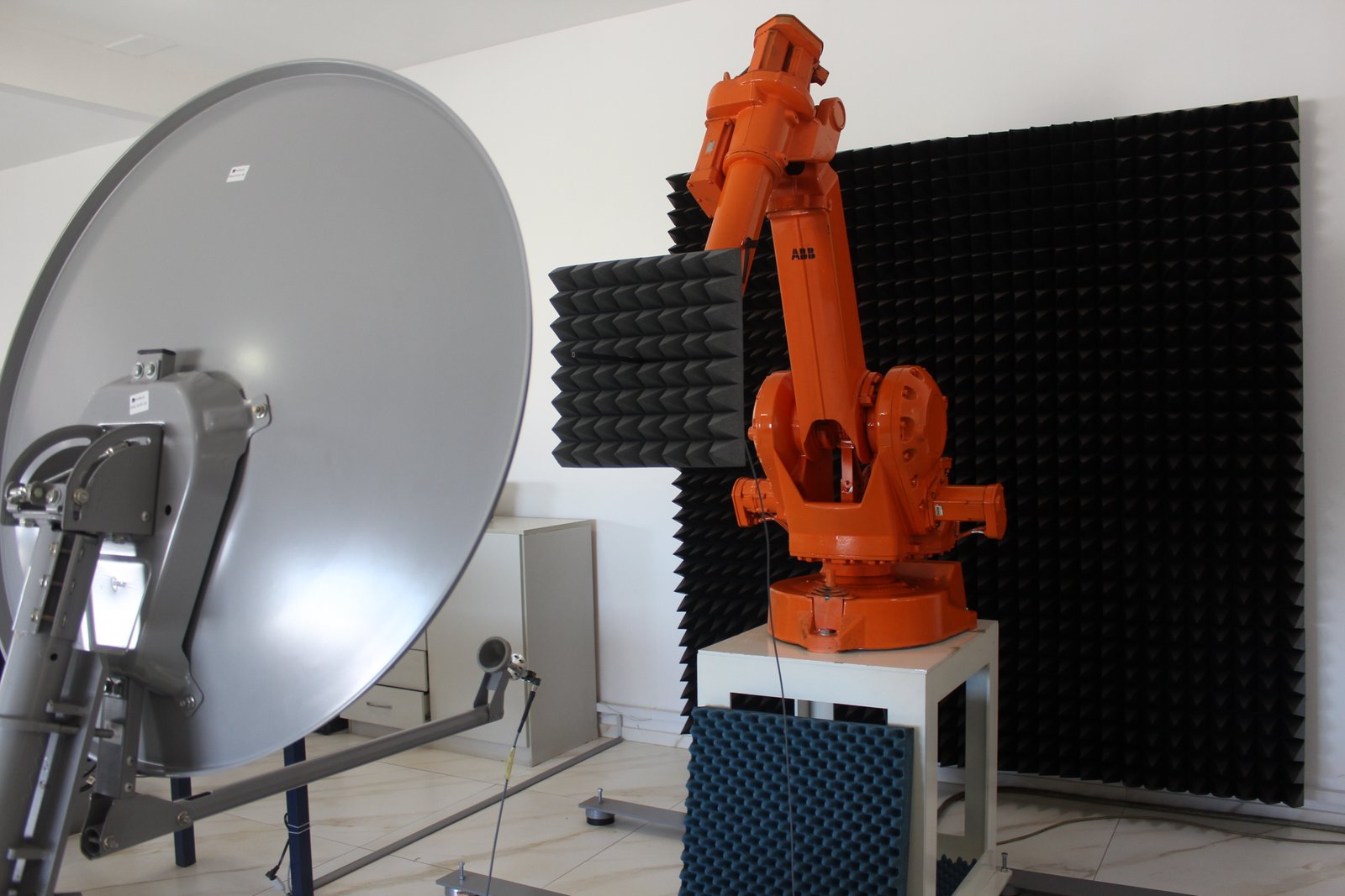 Sistema técnico de medição de antenas RF com instrumentação e posicionador